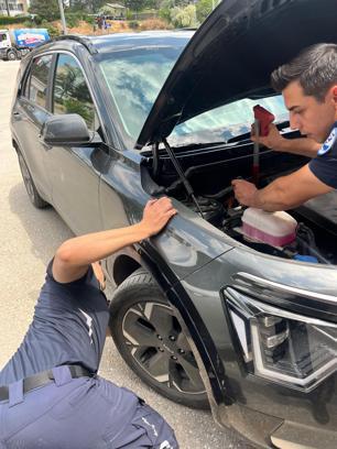 Otomobil motorunda mahsur kalan kediyi itfaiye kurtardı