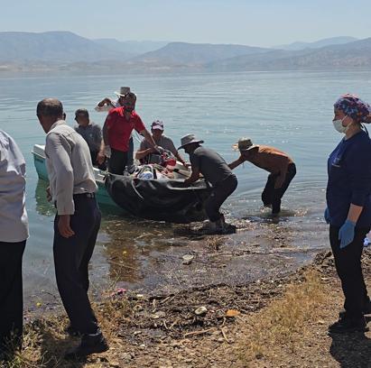 Siirt’te bahçede fenalaşan hasta, tekneyle ambulansa ulaştırıldı