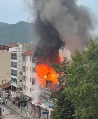 Ankara'da 2 katlı binanın çatısı yandı