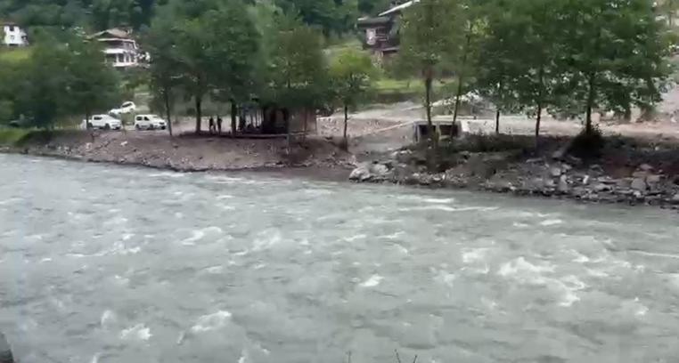 Kayıp gencin cansız bedenini dereden çıkaran AFAD ekibinin botu akıntıya kapıldı; 1 personel öldü, 4 personel kurtarıldı