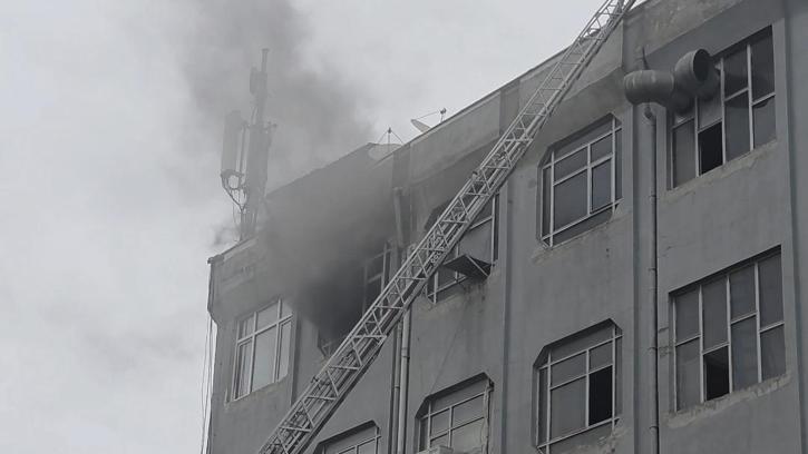 Bayrampaşa'da iş hanında çıkan yangın söndürüldü