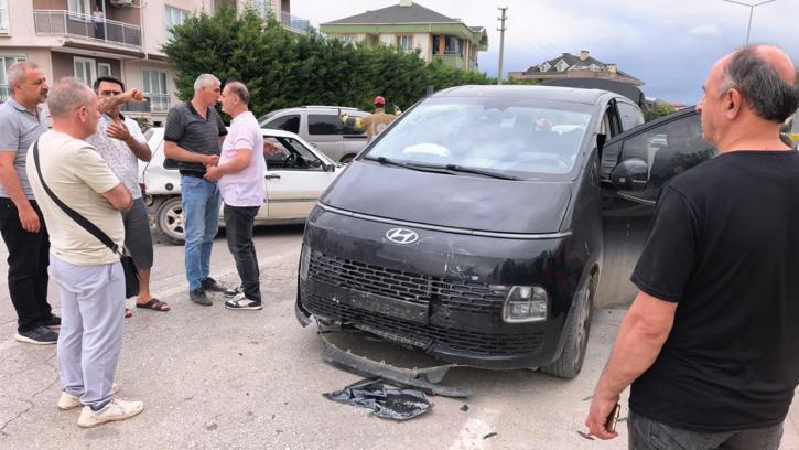 Bursa'da minibüs ile otomobil çarpıştı: 3'ü çocuk 9 yaralı