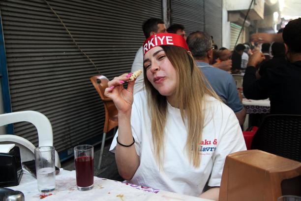 Adanalılar, milli maç heyecanını ciğer kebabıyla yaşadı