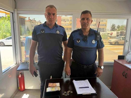 Sahte dövizle alışveriş yapmak isterken yakalandı