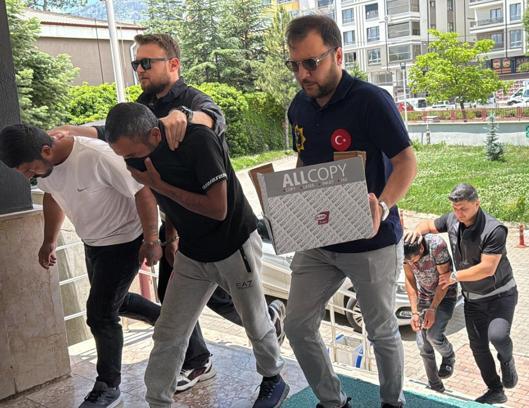 Otomobilin vites körüğünde uyuşturucu sevkiyatı; 2 tutuklama