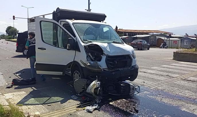 Kamyonet ile motosikletin çarpıştığı kazada 2 kardeş yaralandı
