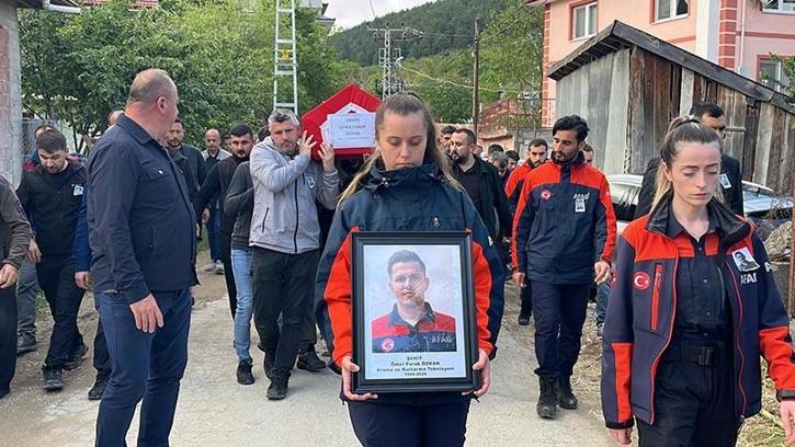 Yaşamını yitiren AFAD personelinin cenaze namazını babası kıldırdı