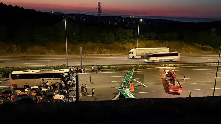 Kuzey Marmara Otoyolu'nda kamyonun damperinin çarptığı tabela devrildi; kapanan yol trafiğe açıldı