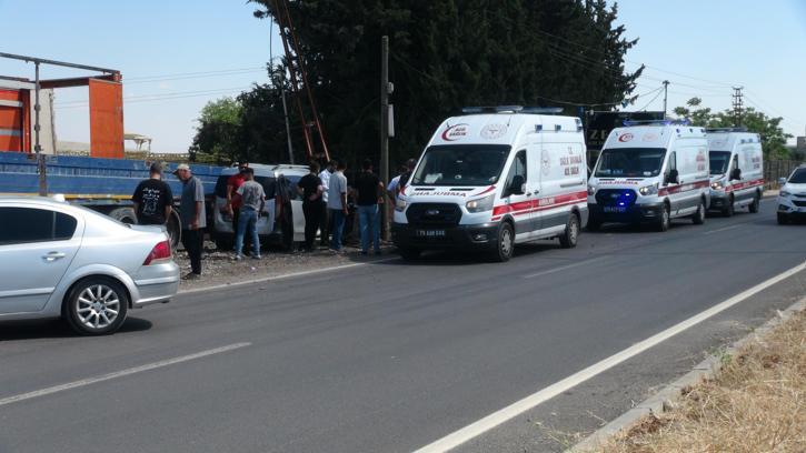 Hafif ticari araç direğe çarptı; 1 yaralı