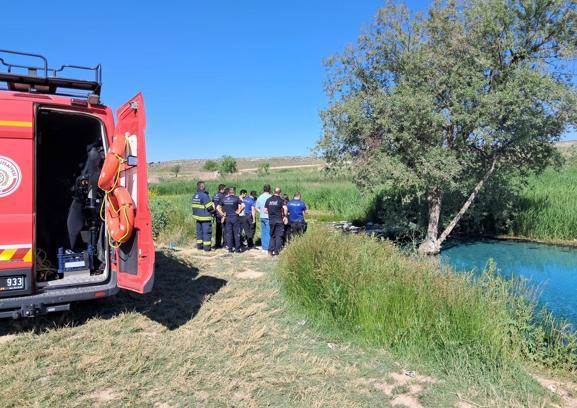 Arkadaşlarıyla girdiği gölette boğuldu