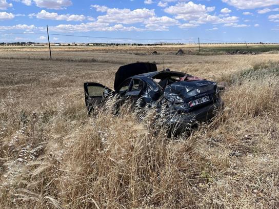 Kilis'te devrilen otomobildeki 2 kişi yaralandı