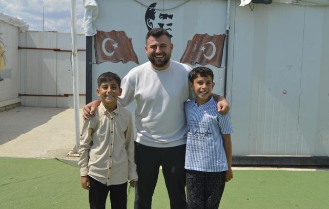 Konteyner kentte eğitim gören depremzede öğrencilerinin İstanbul hayalini gerçekleştirdi