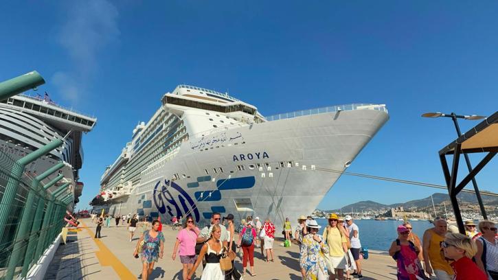Bodrum'a 2 kruvaziyerle denizden 4 bin 625 turist geldi