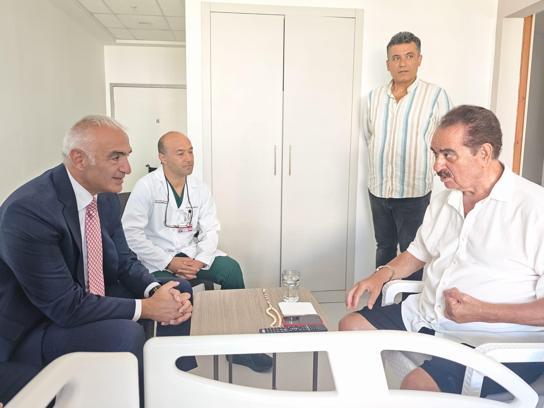 Bakan Ersoy'dan hastanede tedavi gören İbrahim Tatlıses'e ziyaret