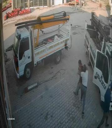 Sanayi sitesindeki tekmeli, yumruklu kavga güvenlik kamerasında