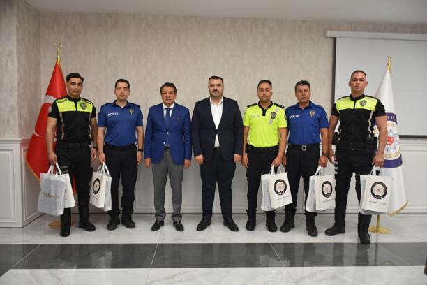 LGS’de örnek davranış sergileyen polislere ödül