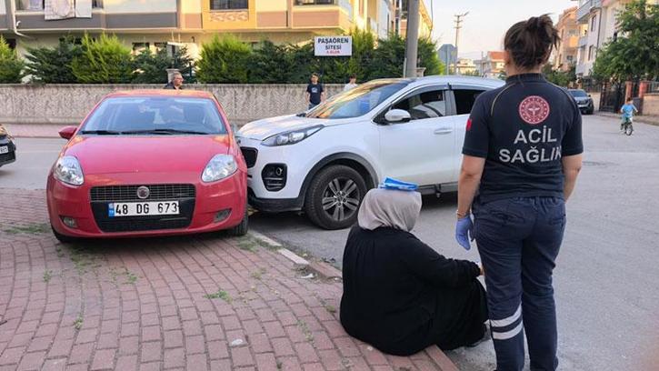 Cipin çarpıp, sürüklediği otomobil kaldırıma çıkarak durdu; 4 yaralı