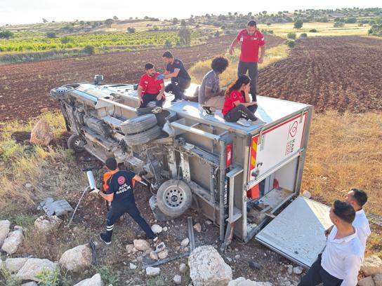 Mardin’de Kızılay'a ait araç şarampole devrildi: 4 yaralı