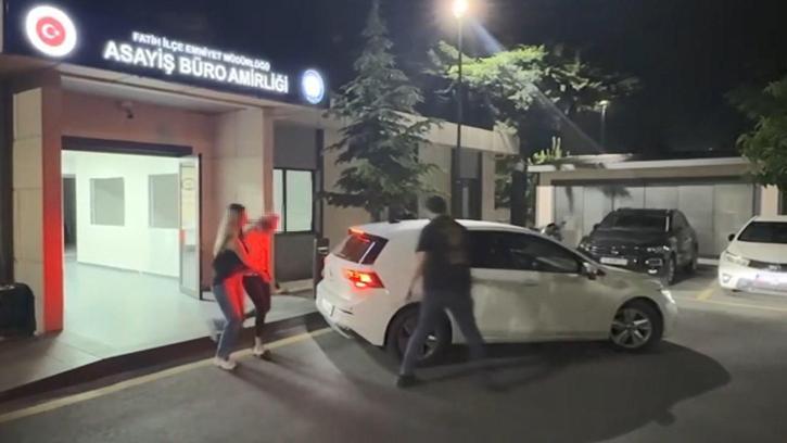Fatih'te araçta eşini bekleyen Rumen turistin çantasını çalan şüpheli yakalandı