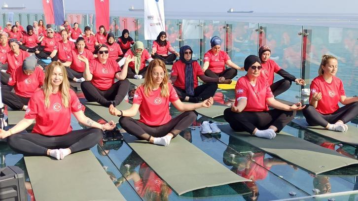 Deniz üstünde yoga