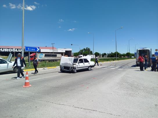 Şarkışla'da otomobiller çarpıştı: 2 yaralı