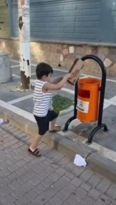 Sokaktaki çöpleri toplayıp kutuya atan minik Aras'a belediyeden hediye