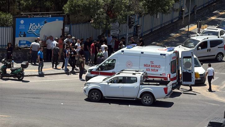 Hafif ticari araç ile kamyonet çarpıştı: 2 yaralı