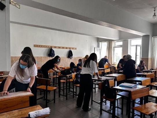 Lise öğrencileri sıralarını temizleyip, yeni eğitim-öğretim yılına hazırlıyor