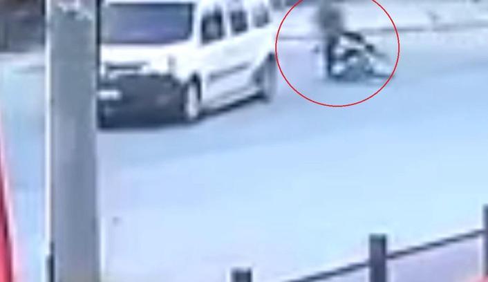 Motosikletle hafif ticari aracın çarpıştığı kaza kamerada: 1 yaralı