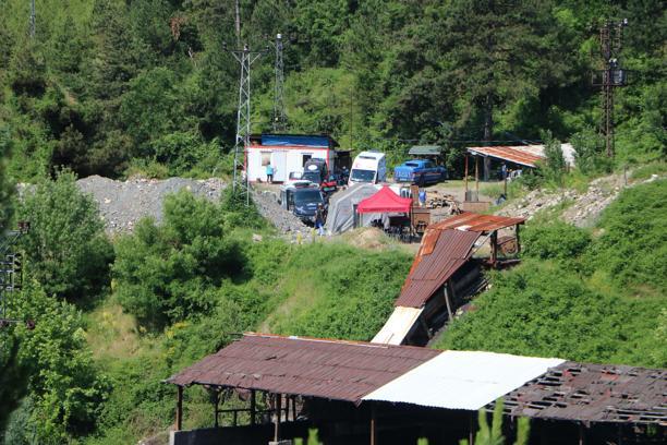 Kapatılan maden ocağında mahsur kalan işçiye ulaşma çalışmaları devam ediyor