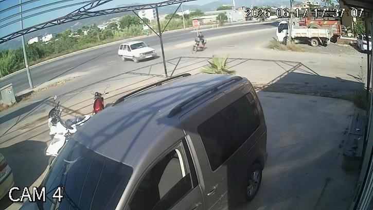 Otomobil ile motosikletin çarpıştığı kaza güvenlik kamerasında
