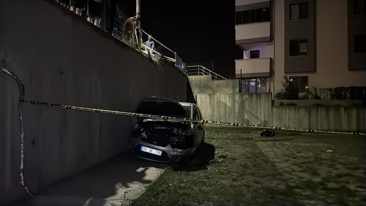 Otomobil, 4 metre yükseklikten apartman bahçesine düştü: 1 yaralı