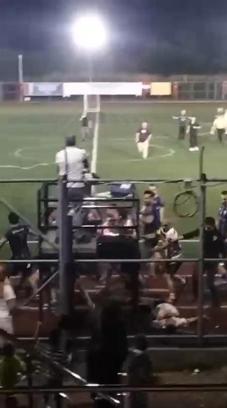 Futbol turnuvasında kavga; polis ve esnaf takımları birbirine girdi