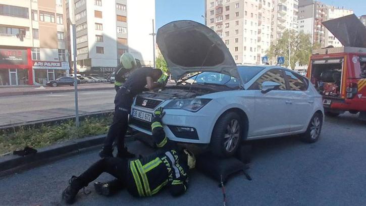Park halindeki otomobilden yılan sarkıttığı ihbarı endişe yarattı