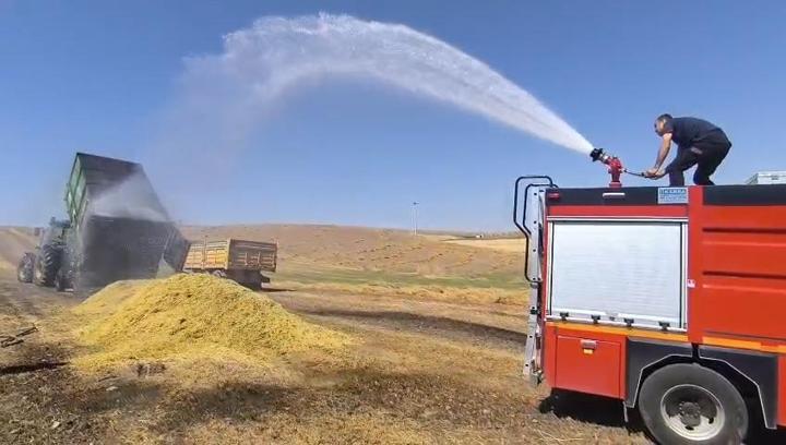 Siirt’te patoz sırasında kıvılcımların sıçradığı saman yüklü römorkta yangın