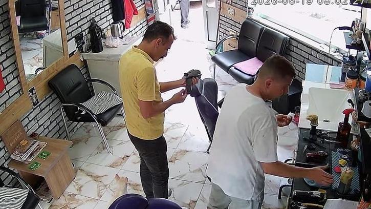Ayağındaki misina nedeniyle tellere takılan güvercin kurtarılıp, berberde pansumanı yapıldı