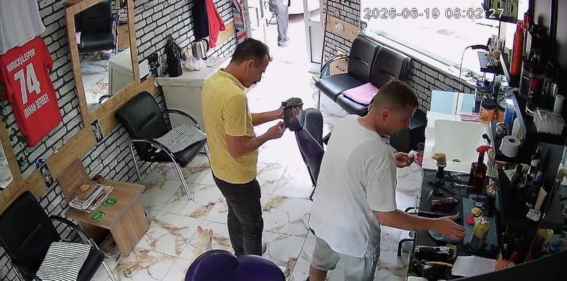 Ayağındaki misina nedeniyle tellere takılan güvercin kurtarılıp, berberde pansumanı yapıldı