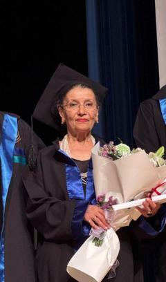 76 yaşında üniversiteden mezun olup kep attı