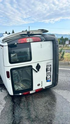 Devrilen hafif ticari araçta sıkışan sürücü yaralandı