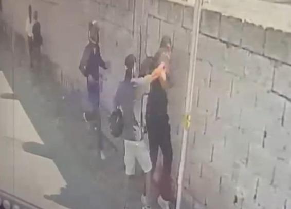 Mersin’de spreyle 250 bin dolarlık gasp kamerada