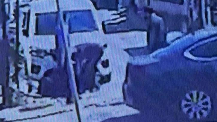 Sokakta vurduğu husumetlisine kemeriyle turnike yaptı; o anlar kamerada