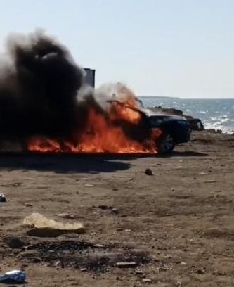 Eyüpsultan'da sahilde park halindeki otomobil alev alev yandı