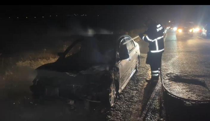 Adıyaman'da seyir halindeki otomobil alev aldı