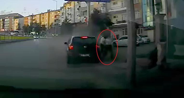 Otomobilin altında kalmaktan son anda kurtuldular