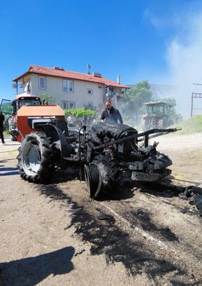 Yanan traktörden sıçrayan kıvılcım saman balyalarını kül etti