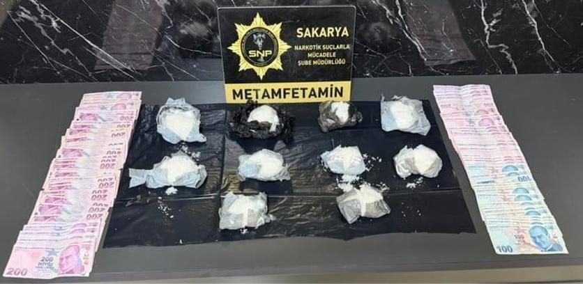 Sakarya'da 1 kilo metamfetamin ele geçirildi; 3 gözaltı