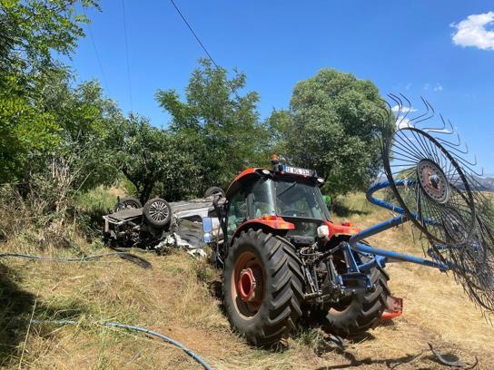 Park halindeki traktöre çarpan otomobilin sürücüsü ağır yaralandı