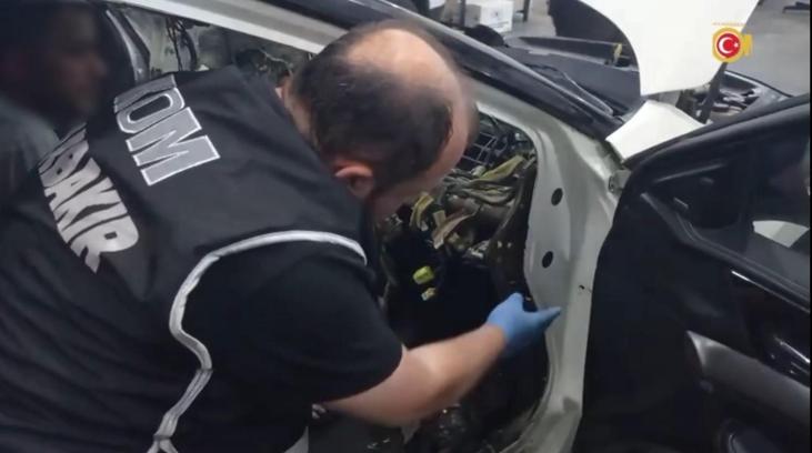 Otomobilin gizli bölmelerinde 19 silah ele geçirildi