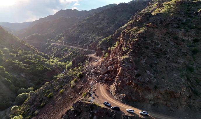 İki mahalleyi bağlayan yol kapandı, mahalleli tepki gösterdi