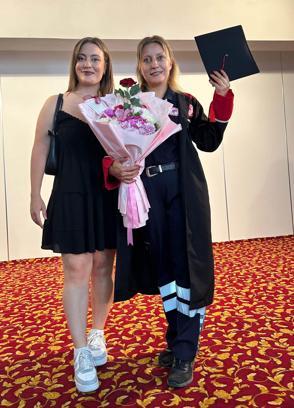 Çocukluk hayalini kızı ile yaşayıp, üniversiteden mezun oldu